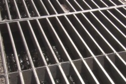 Fuga de agua por una alcantarilla en el Tres Ríos