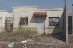Vecinos de Cedros no soportan a mujer que causa daños a sus viviendas