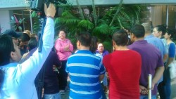 Maestros de inglés exigen pago