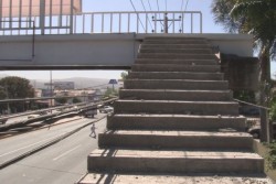 Puente peatonal, con riesgo de accidentes, no tiene barandal
