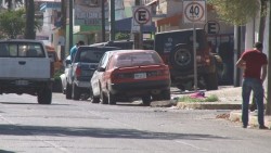 Talleres y comercios acaparan banquetas y pasos peatonales por la Pascual Orozco