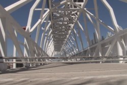 Puente peatonal con cables que ponen en riesgo a las personas