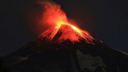Miles de evacuados por erupción volcán en Chile