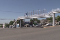 Puente peatonal de 3 pisos