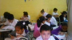 Padres de Familia de primaria Jaime Nunó solicitan pupitres para los alumnos