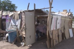 Pide ayuda para el techo de su casa de cartón