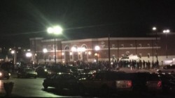 Dos policías resultaron heridos durante la protesta en Ferguson