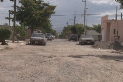 Piden bacheo de calle y reparación de luminarias