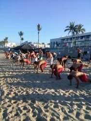 Jóvenes voluntarios reciben adiestramiento para realizar labores de auxilio y rescate en el mar.
