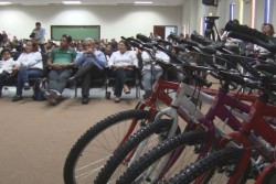 Niños de escasos de recursos son beneficiados con una bicicleta