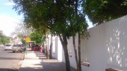 Comerciantes invaden las banquetas frente a las escuelas