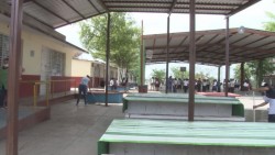 Madres de familia exigen que se les permita llevarles la comida a sus hijos en escuela de tiempo completo