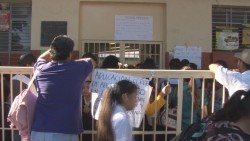 Cierran padres de familia escuela primaria Ruperto L. Paliza.