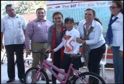 Entregan bicicletas a estudiantes de educación básica de la zona rural.