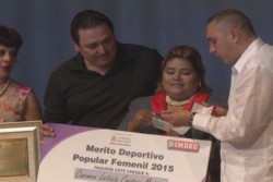 Entregan Premio al Mérito Femenil a Lety Castro