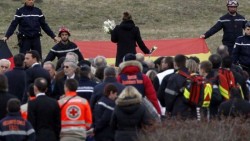 Familias recuerdan a sus fallecidos junto al lugar del accidente en Francia