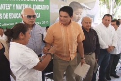 Entregan aulas móviles y material educativo para atender a niños migrantes