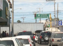 Trailer provoca daños en cablería al circular por Avenida de la Colonia Juárez.