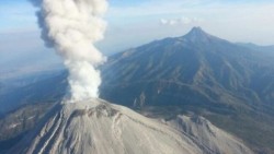 Captan desde el aire explosión del Volcán de Colima
