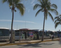 Incrementa llegada de turistas a Mazatlán a bordo de camiones charteros.