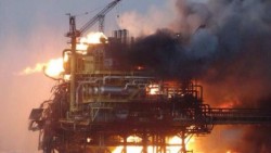 Pemex no localiza a tres trabajadores de la plataforma incendiada