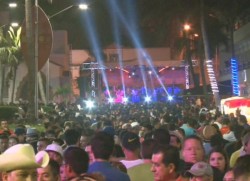 Altamente concurridos espectáculos en Olas Altas y desfiles de carros luminosos en Mazatlán.