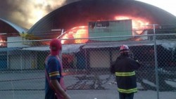 Controlan incendio en bodega de la Central de Abasto