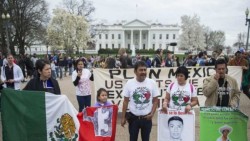 Familiares de normalistas de Ayotzinapa protestaron en la Casa Blanca