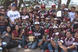 Con fiesta reciben a los campeones de escuelita