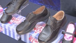 Analizan como entregarán vales de zapatos.