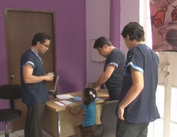 Valoran a niños para ser sometidos a cirugías de mano gratuitas.