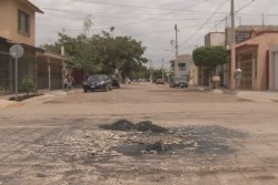 Fuga de aguas negras genera malos olores en Jardines del Valle