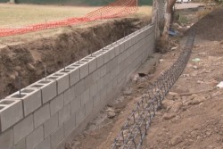 Ayuntamiento construye barda de la Liga 3 Ríos
