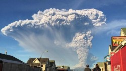 Alerta roja y evacuación por erupción de volcán en Chile