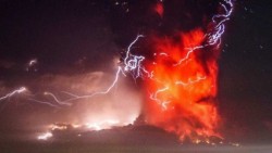 Más de 4 mil evacuados por erupción de volcán Calbuco en Chile