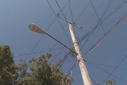 Aún no arreglan la lámpara por la calle Rubén Báez, en la López Mateos