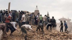 Suman más de 2,500 muertos por sismo de magnitud 7.9 en Nepal