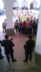 Se manifiestan habitantes de la colonia Bicentenario