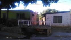 Sin escalones puente peatonal en Lázaro Cárdenas