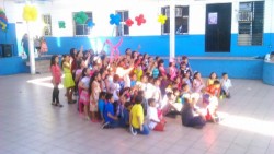 Aulas de clases se convierten en una fiesta para todos los niňos en su día