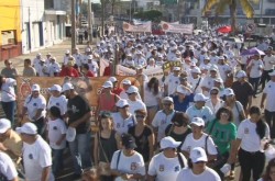 Miles de mazatlecos participan en marcha del Día del Trabajo, exigen mejores salarios y prestaciones laborales justas.