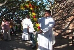 Feligreses festejan el día de "La Santa Cruz", con misa y ofrendas.