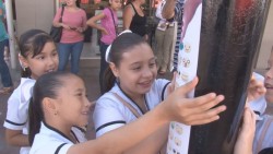 Julia, estudiante de primaria  impulsa programa “pega tu chicle”