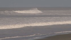 Mar de fondo restringe a bañistas y pesca en playas de Ponce