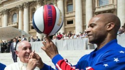 El papa Francisco se luce con los Globetrotters