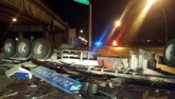 Vuelca tráiler con rollos de metal en Periférico de Torreón