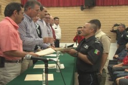 Se graduan de bachillerato 43 agentes de policia