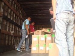 Distribuyen paquetes electorales.