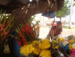 Acuden a panteones a recordar a sus madres.