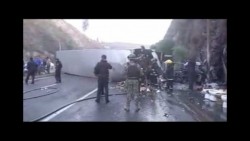 Tráiler vuelca y se incendia en la México-Querétaro